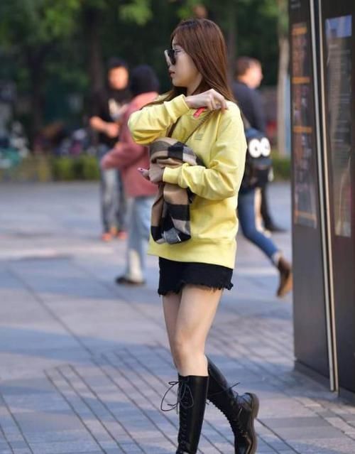  风采：街拍：软玉温香的美女，一件灰色的连衣裙，时尚女神风采迷人