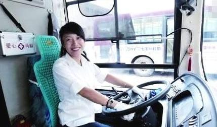 公交车司机开车为啥从不系安全带，并且也不会被罚款？终于知道了