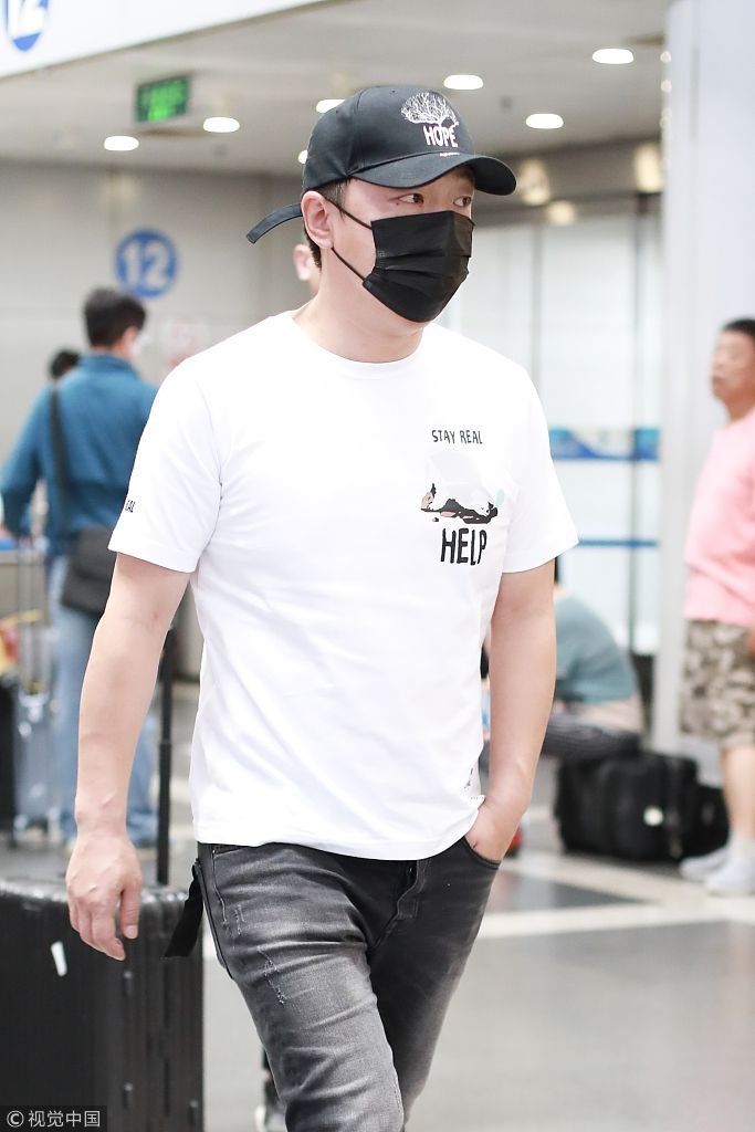 黄渤穿裹身仔裤被拍成一米四“小短腿”  口罩遮面不耽误插兜扮酷