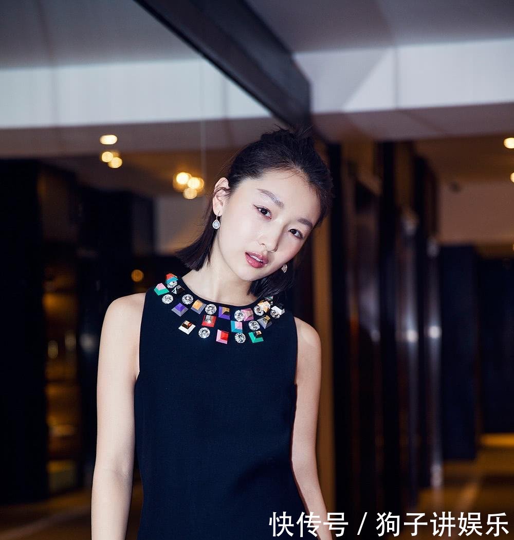 周冬雨胆真大, 军绿色外套配阔腿七分裤, 网友: 看完我都沉默了