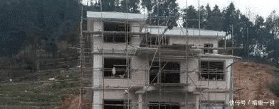 男子在依山傍水的地方盖别墅,村民羡慕,一场大雨把50万下没了！