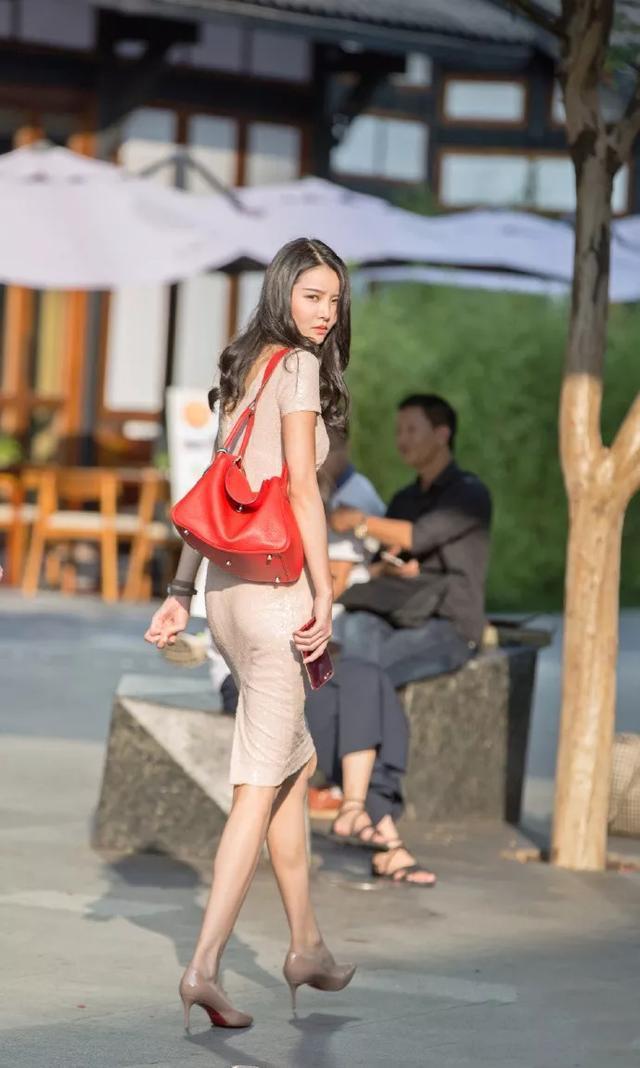 『小姐姐』街拍:小姐姐身穿束腰连衣裙,优雅的交叉吊带,看上去甜美又有气质