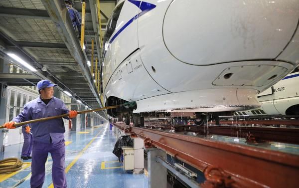  库内检测机■高铁列车奔春运一列“好汉”三个帮