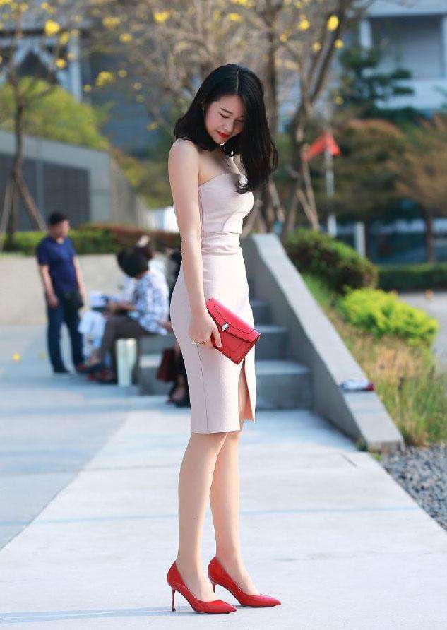 魅力街拍: 紧身裙的美, 让好身材立显, 正面、背面都性感!