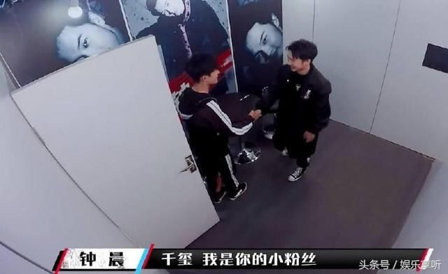 易烊千玺和队员三连拍,粉丝调侃:这合影可以做