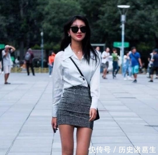 【热裤】街拍:青春靓丽的小姐姐,一件粉色上衣配牛仔热裤,完美好身材
