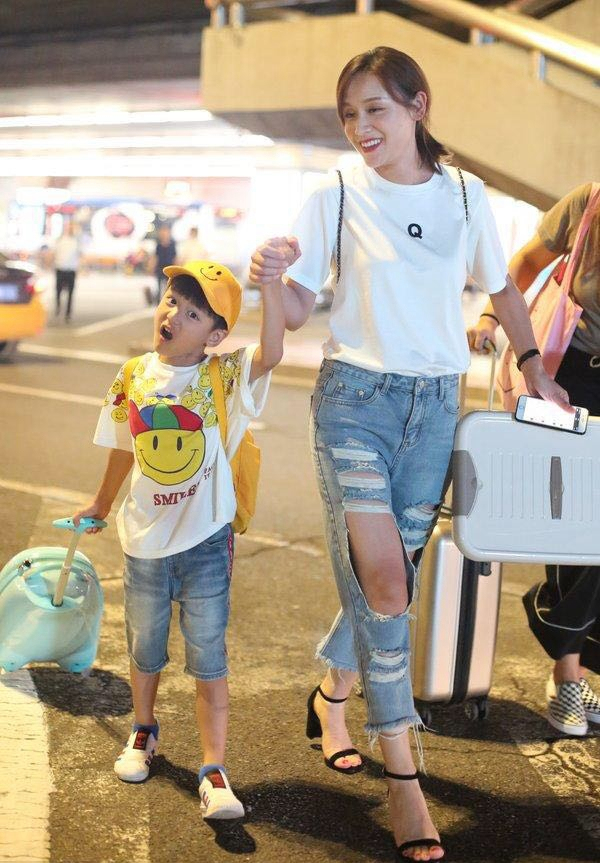 叶一茜穿破洞牛仔裤露膝盖，太潮了，真不信是两个孩子的妈了