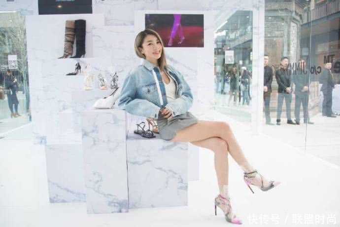 程晓玥胆真大，裙子穿得只能遮住重点，坐下来的瞬间好尴尬啊！