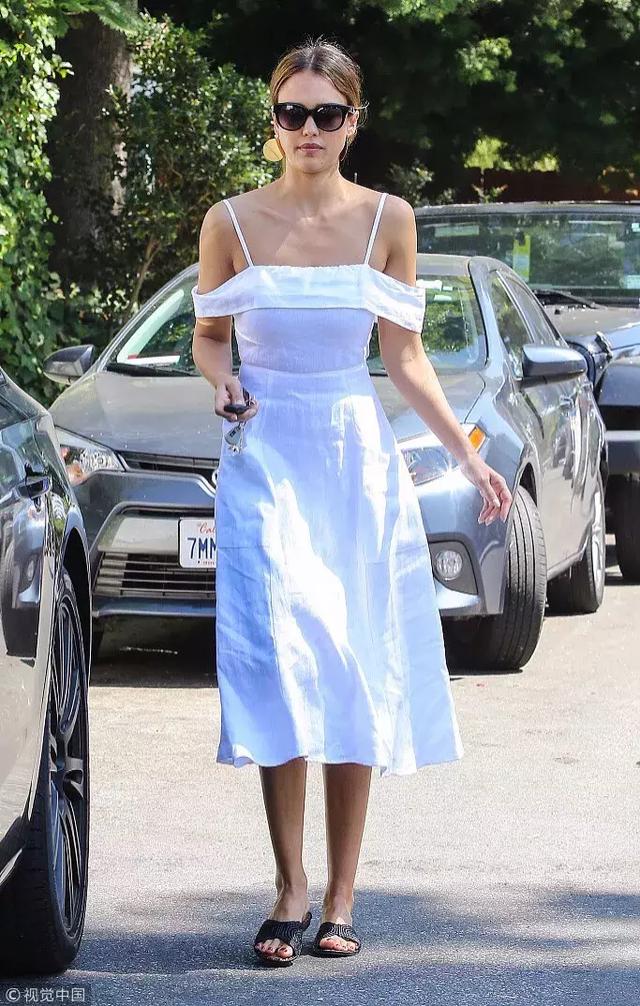 这些女明星身材并不完美只是会穿衣服而已