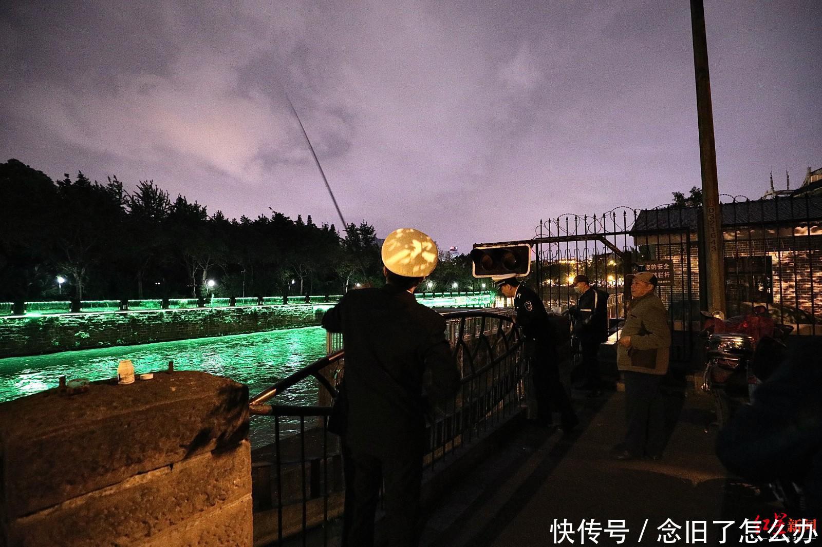 「农业综合执」禁渔期,夜钓者竟在百花潭公园水闸偷钓,有人声称钓了三四十斤