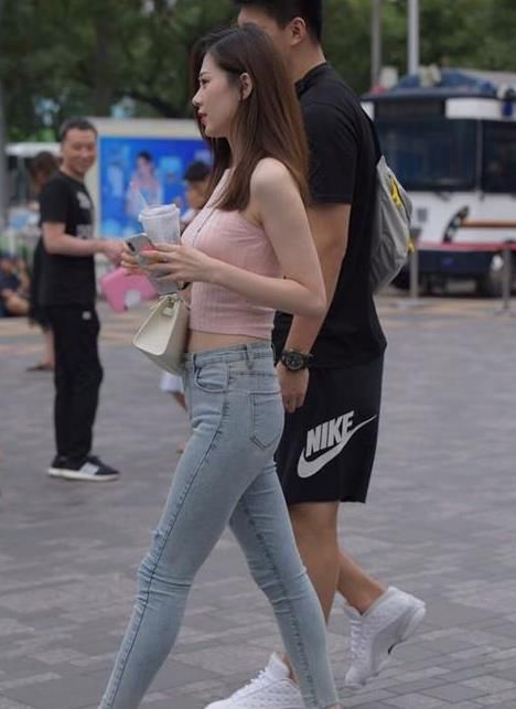  【小姐姐】潮范儿女神来了，街拍：肤白貌美的美女，一条黑色的连衣裙，时尚美丽大方气质