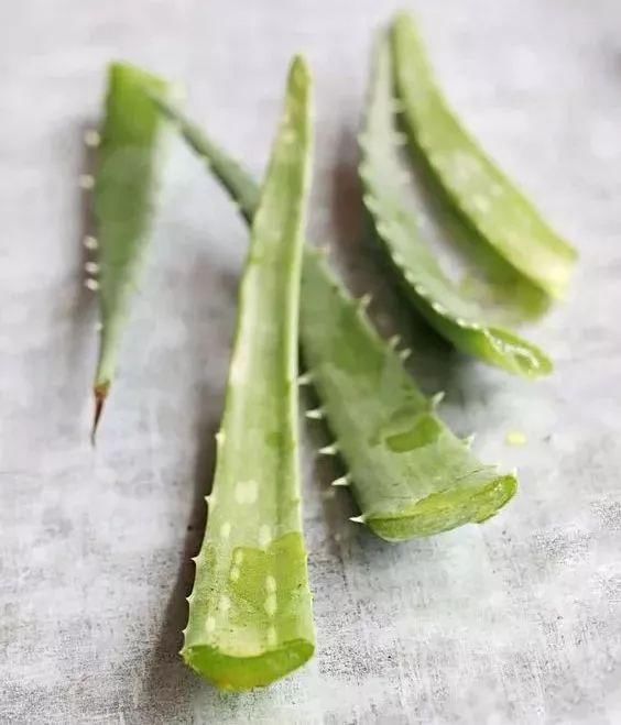 洗头时放2粒这个，头发乌黑不出油，再也不用去洗发店!