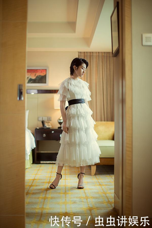 张子枫终于穿对了，白色蛋糕裙清新甜美范儿，网友：换双鞋更好！