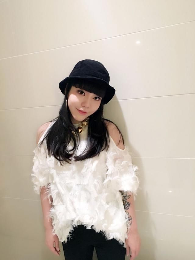 吴莫愁咋啦！穿的衣服哪都没遮住还浑然不知网友：这尺寸太尴尬了