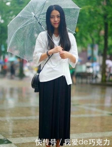  自带|街拍：微胖身材的小姐姐，走路自带气质，养眼又好看
