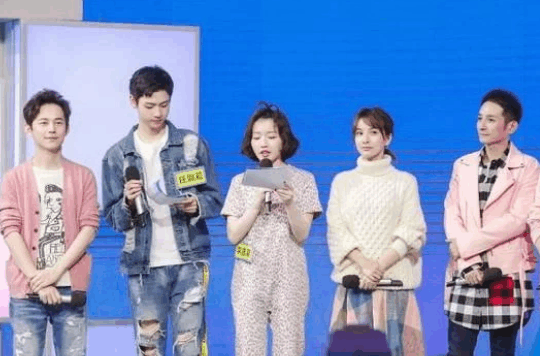 《快本》新主持被吐槽全程穿睡衣还抢词, 网友