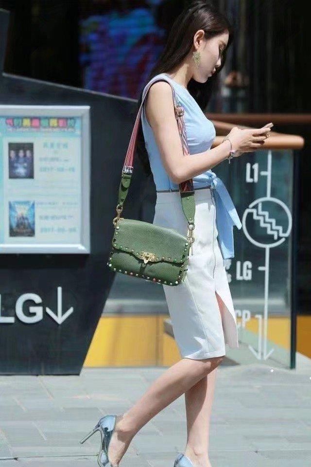 街拍:满街都是白花花的大腿，让我都看不过来了