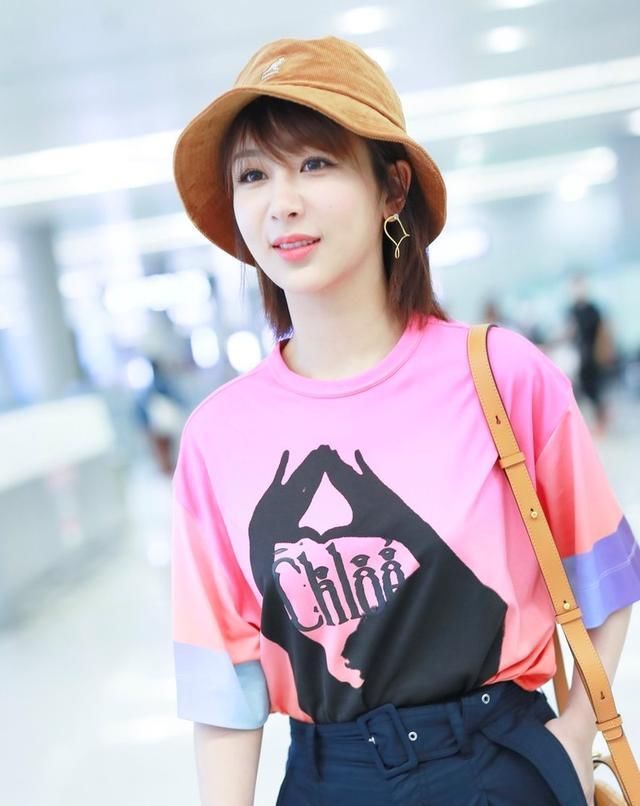 #格子#杨紫穿搭太优秀,穿粉色T恤配粉格子发带,可甜可盐,清纯又减龄