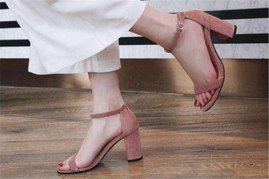 时尚的高跟凉鞋，将双脚衬托的非常显气质，穿着不易累脚