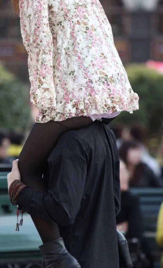 黑丝袜小姐姐街头游玩，各种高难动作，男友有些受不了了