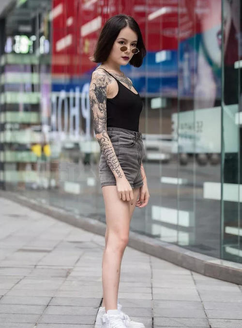 迷人的花臂小姐姐,黑色唇彩纹身到胸口了,后背纹的一句话没人能