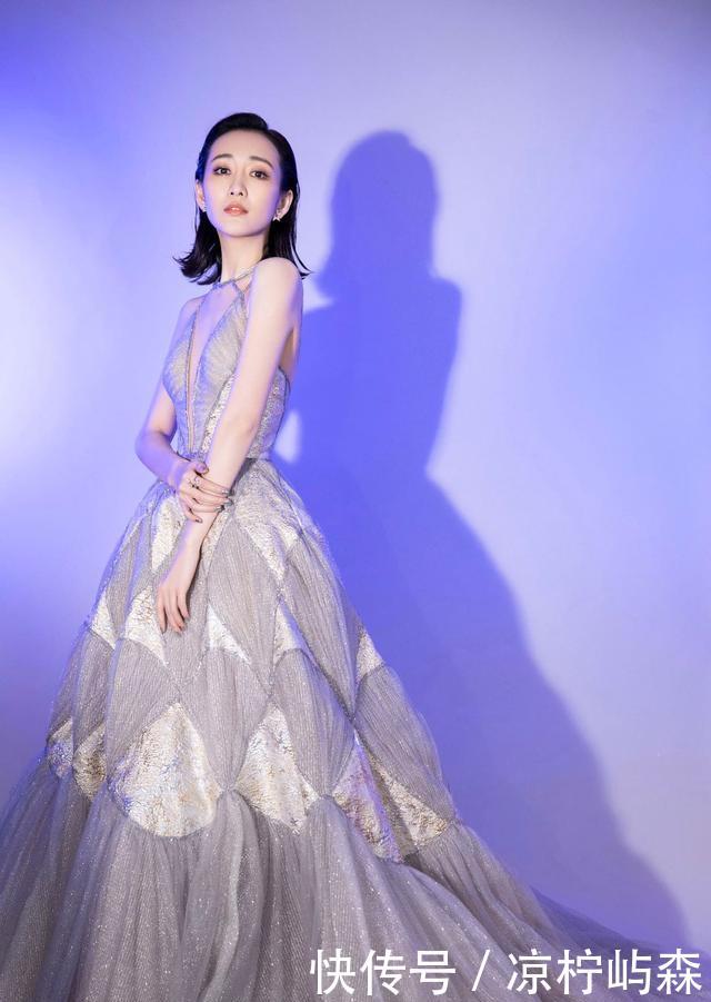  牛仔裤：王鸥盛世美颜真不假！穿蓝色露肩上衣配牛仔裤，“上宽下紧”太美