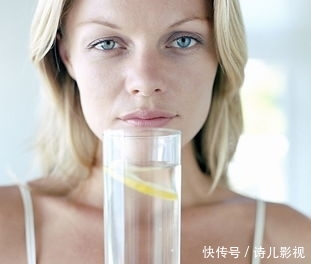 『女人』有“干净脸”的女人,护肤时会注意4个细节,50岁也不显老!