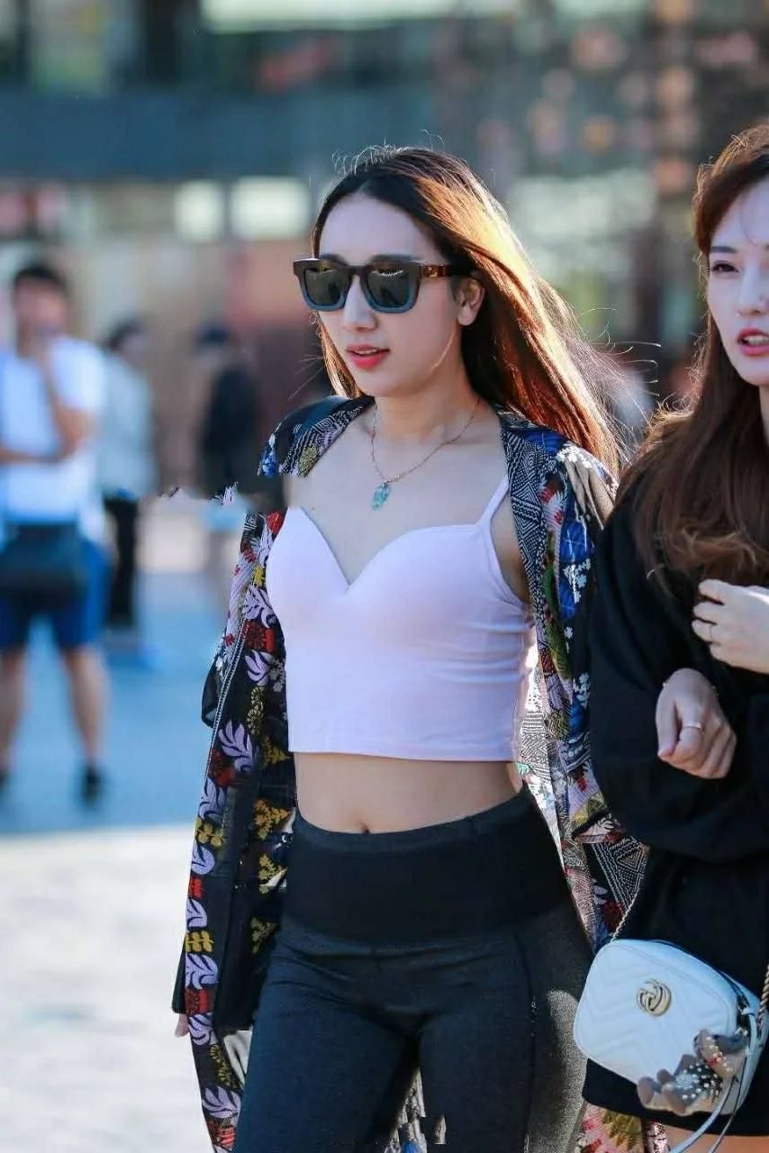 小姐姐下身的一件紧身裤也是勾勒出她迷人的线条