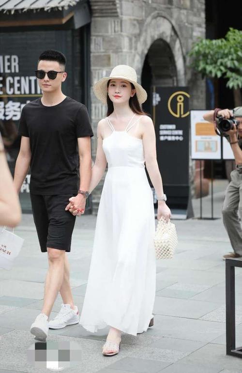 街拍：白色吊带连衣裙美女小巧可爱，小鸟依人的样子真的让人喜欢