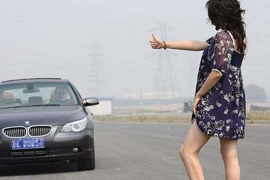 川藏线上的穷游女诉说，想要顺利搭车，必须满足司机这3个要求