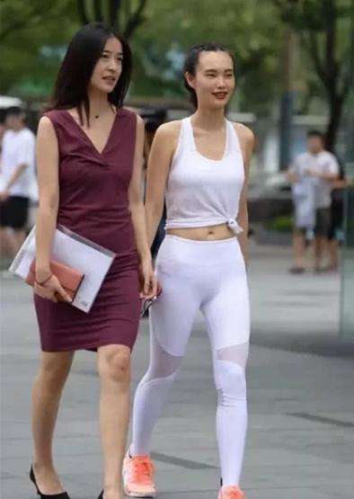 气质小姐姐黑色紧身长裤凸显完美身材，大街上争艳，美丽更加动人