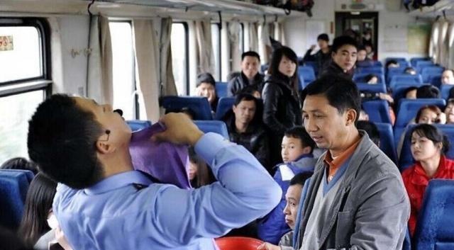 火车上“卖货”的人是哪儿来的？乘务员道出实情，乘客很反感！
