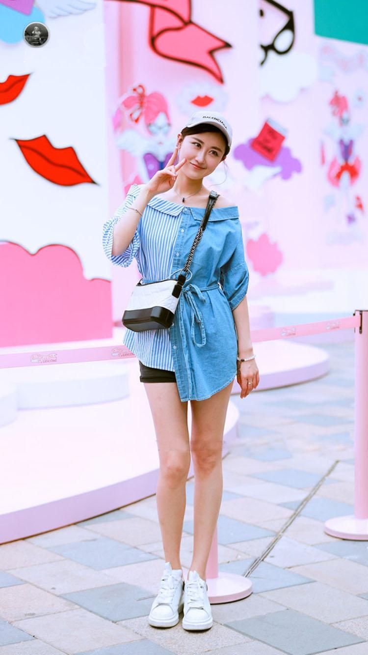 时尚路人街拍,美女们短裤短裙出街,一个比一个养眼