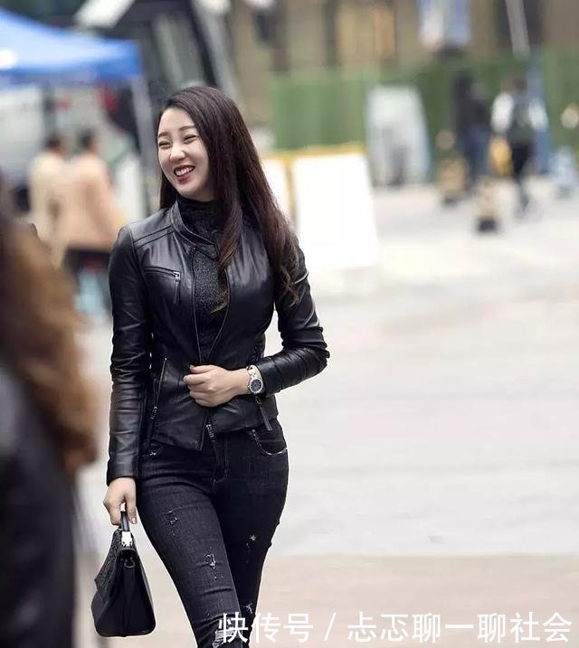 街拍破了洞的牛仔裤，小姐姐穿起来特别有范