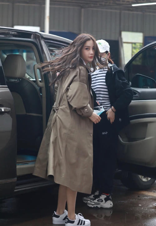  #女人味#baby复工图放出，白衬衫搭棕色长风衣，微卷长发增添女人味