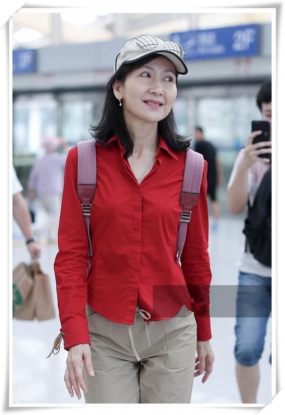 59岁陈美琪满面皱纹，优雅的老去，网友：不打针的脸就是这样真实