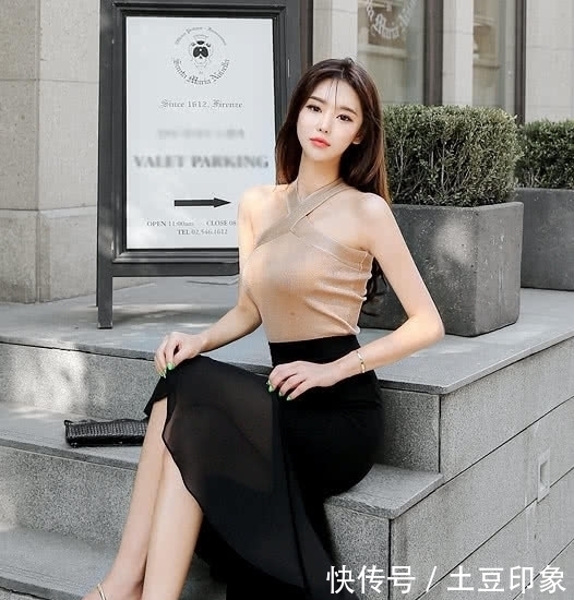 穿搭■现在流行小姐姐卡其色的小背心,独特领口设计,散发出韩范气息!