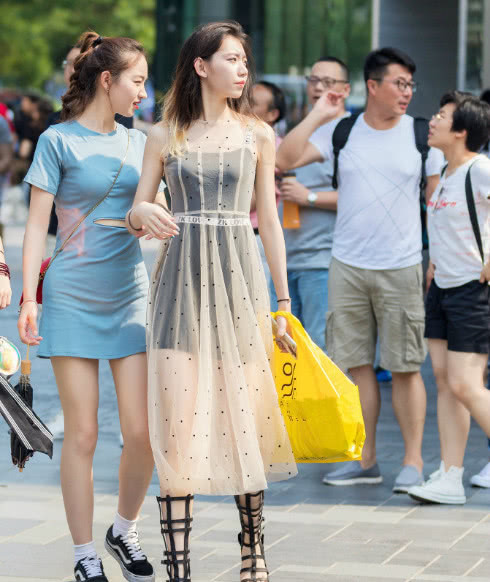 街拍：穿着俏皮可爱的小姐姐，娇小玲珑甜美清纯!