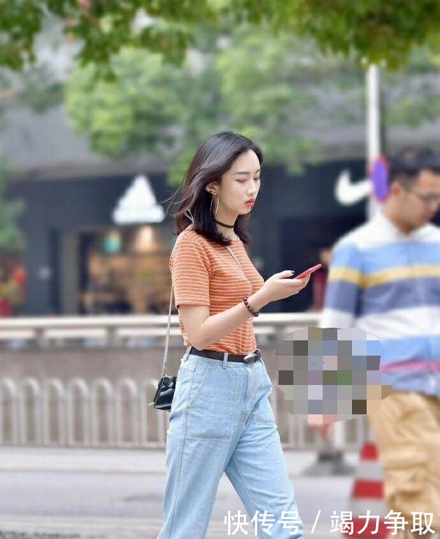 街拍紧身装穿出傲人身姿风光无限，吊带裙尽显白皙美腿