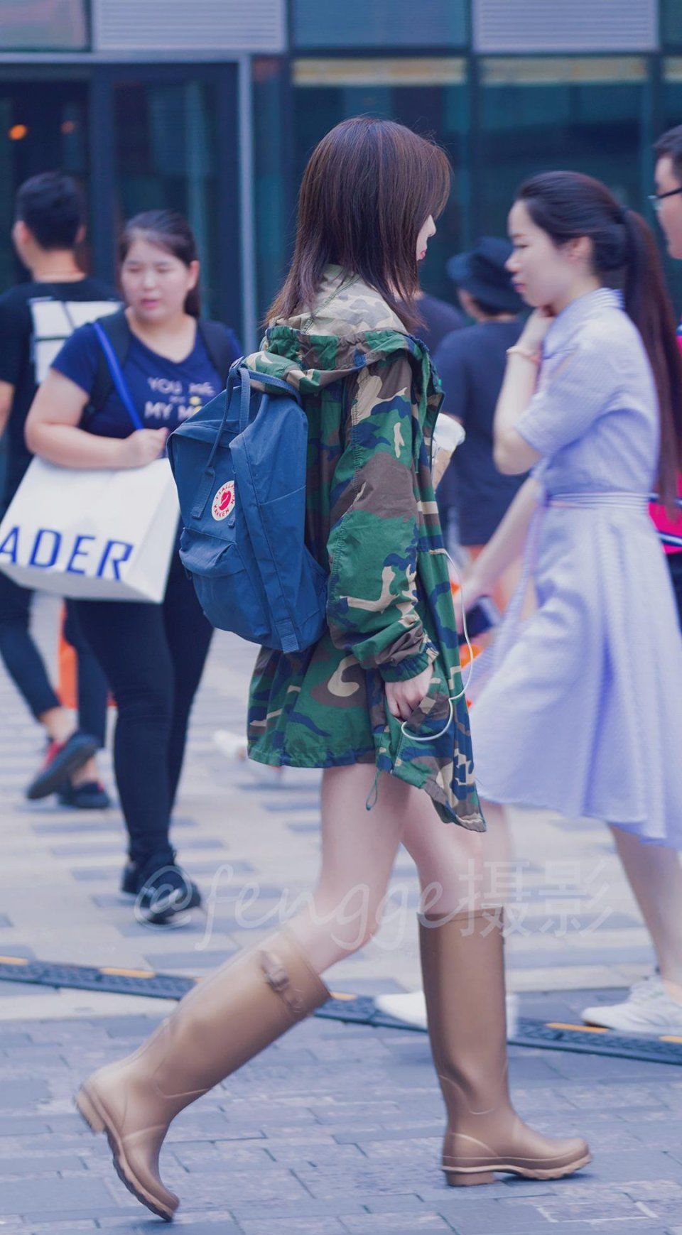 雨停了,女孩穿着时尚雨靴来了,不能趟水了,她心里一定极其失望