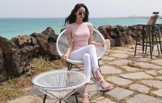 时尚街拍：动人心扉的牛仔裤姑娘，秀出高挑身材，展现青春活力！