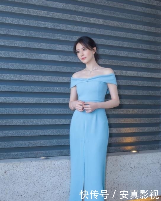 『时尚单品』高圆圆一家三口首亮相,高圆圆抱娃妈妈力max,赵又廷护妻甜到腻