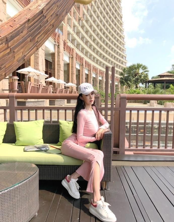 丰腴身材气质美女，粉色装更加迷人！