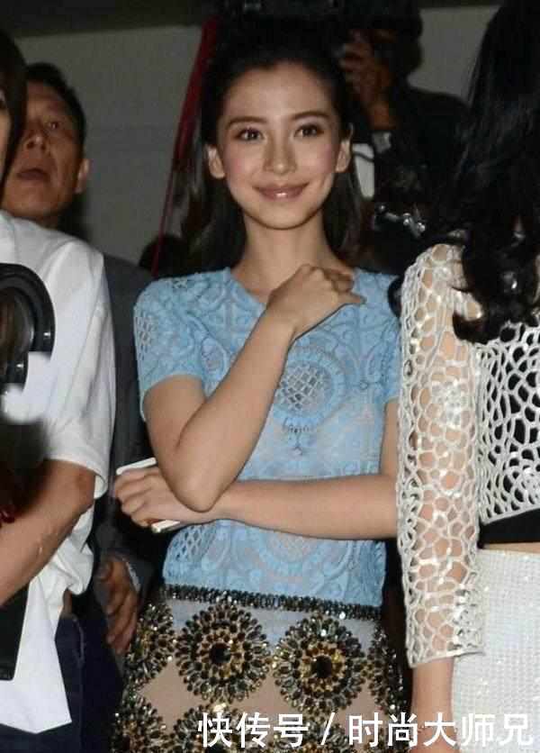 baby出席活动，一直拉扯衣服好尴尬，网友：这样穿好性感