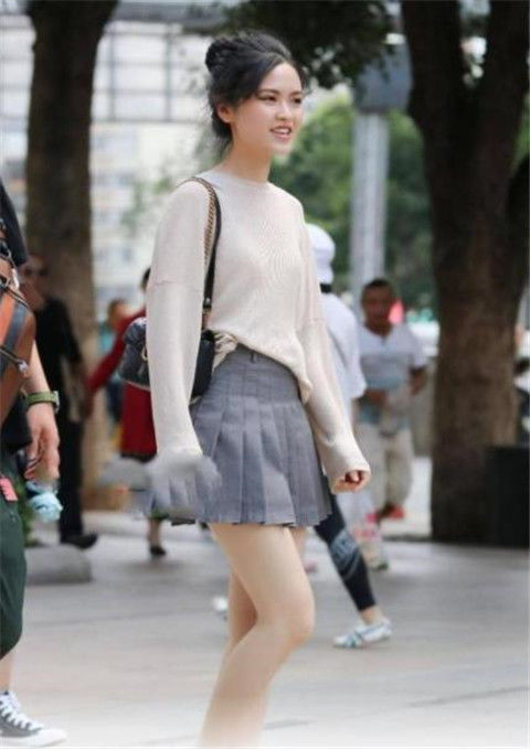 清秀@街拍:小姐姐穿黑色露肩短裙,长发飘飘,清秀俊逸