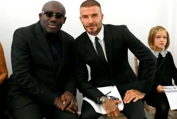 贝嫂携家人现身伦敦时装周，小贝胖了！儿子变摄影师，还是小七美