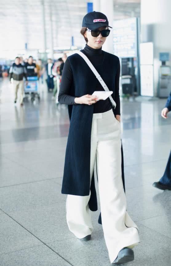 清新女神王珞丹，再现黑白经典套装，真是美到爆了!