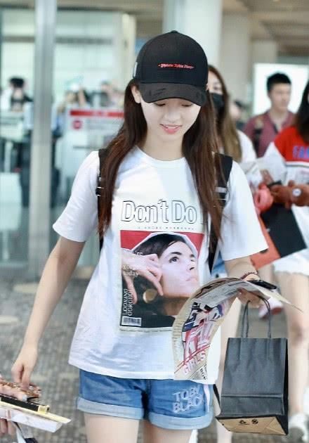 164孟美岐和168杨超越秀美腿，网友：大长腿和小短腿的差距！