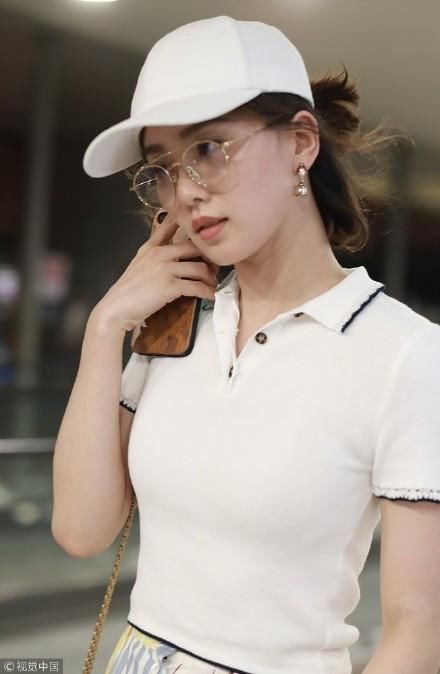 31岁刘诗诗把烂大街的格纹裙穿出高级感，47岁吴奇隆好眼光