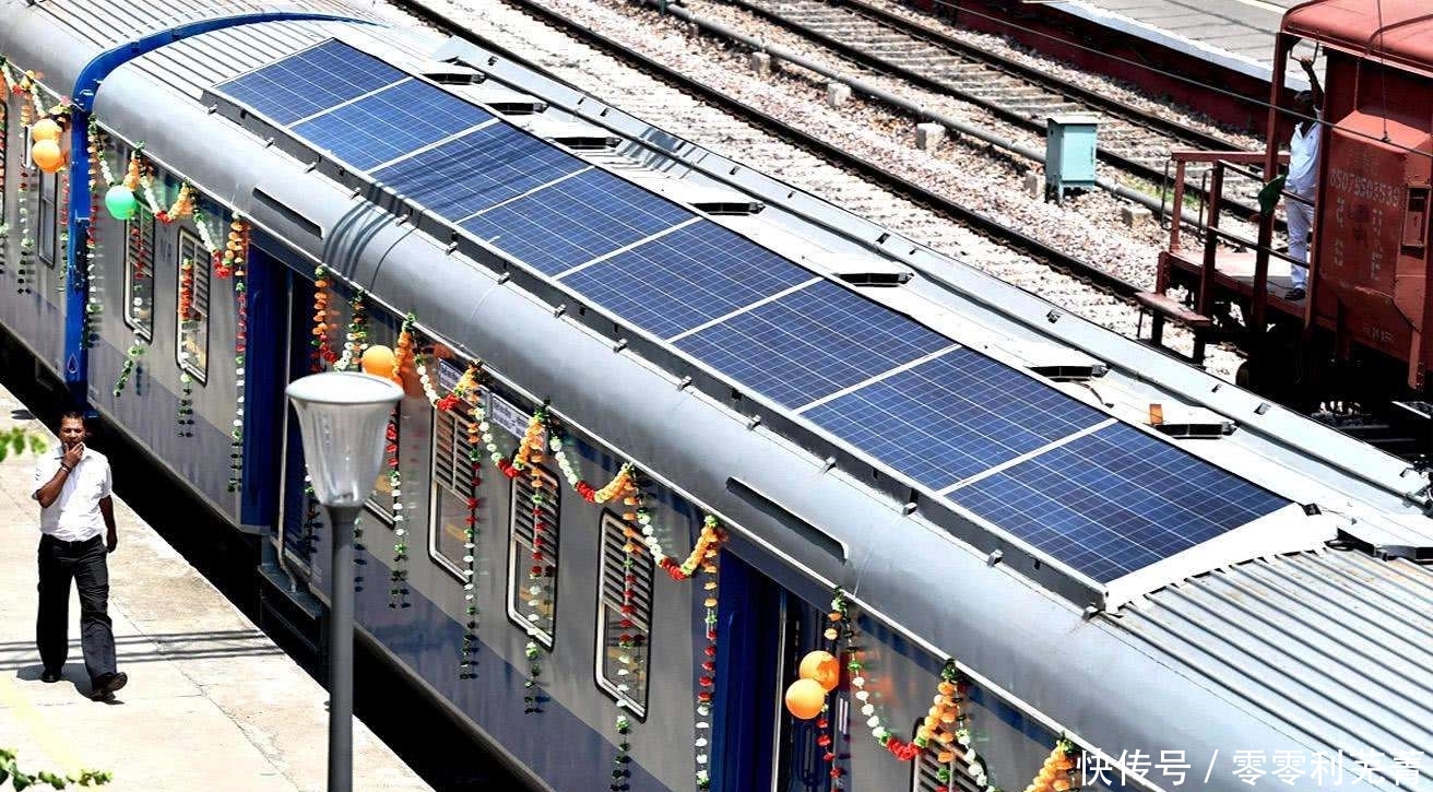  真实@在印度真的有人是“挂”在火车上吗带你去看一下真实的印度